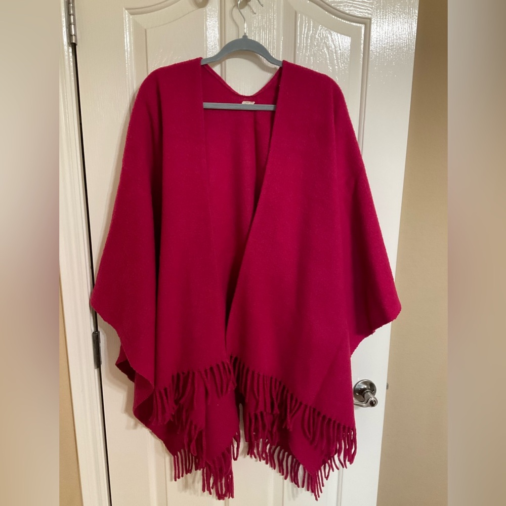 Made in Italy Chic Fuchsia Fringe Cape